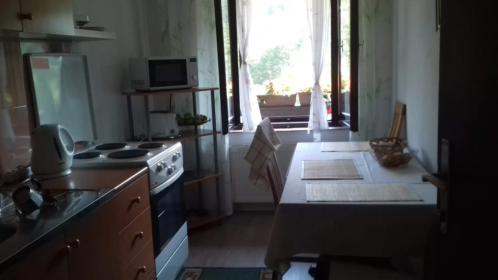 Skupna kuhinja s štedilnikom in mizo