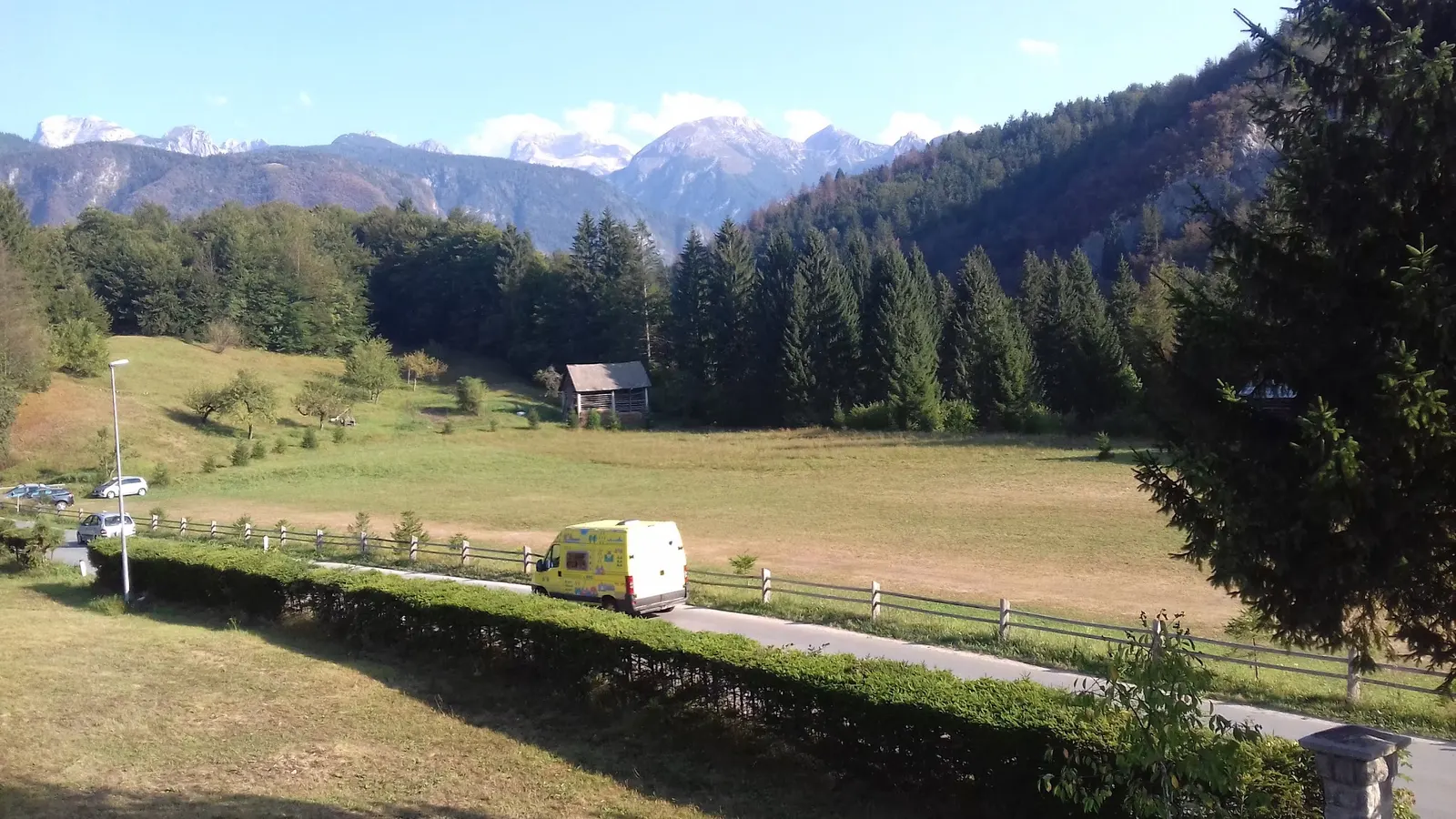 Travnik in gore za hišo